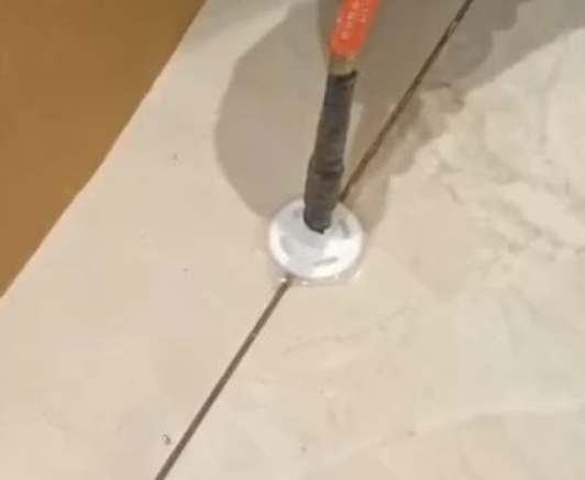易县瓷砖空鼓维修公司专业解答瓷砖在铺贴过程中，如果没有涂抹均匀到位的粘结材料（如水泥砂浆或瓷砖胶），可能会导致以下问题