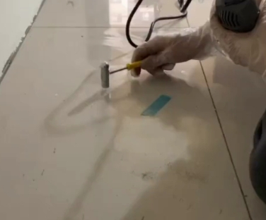 易县瓷砖开裂维修公司专业分享瓷砖在铺贴前如果没有沥干水分，将会导致以下问题